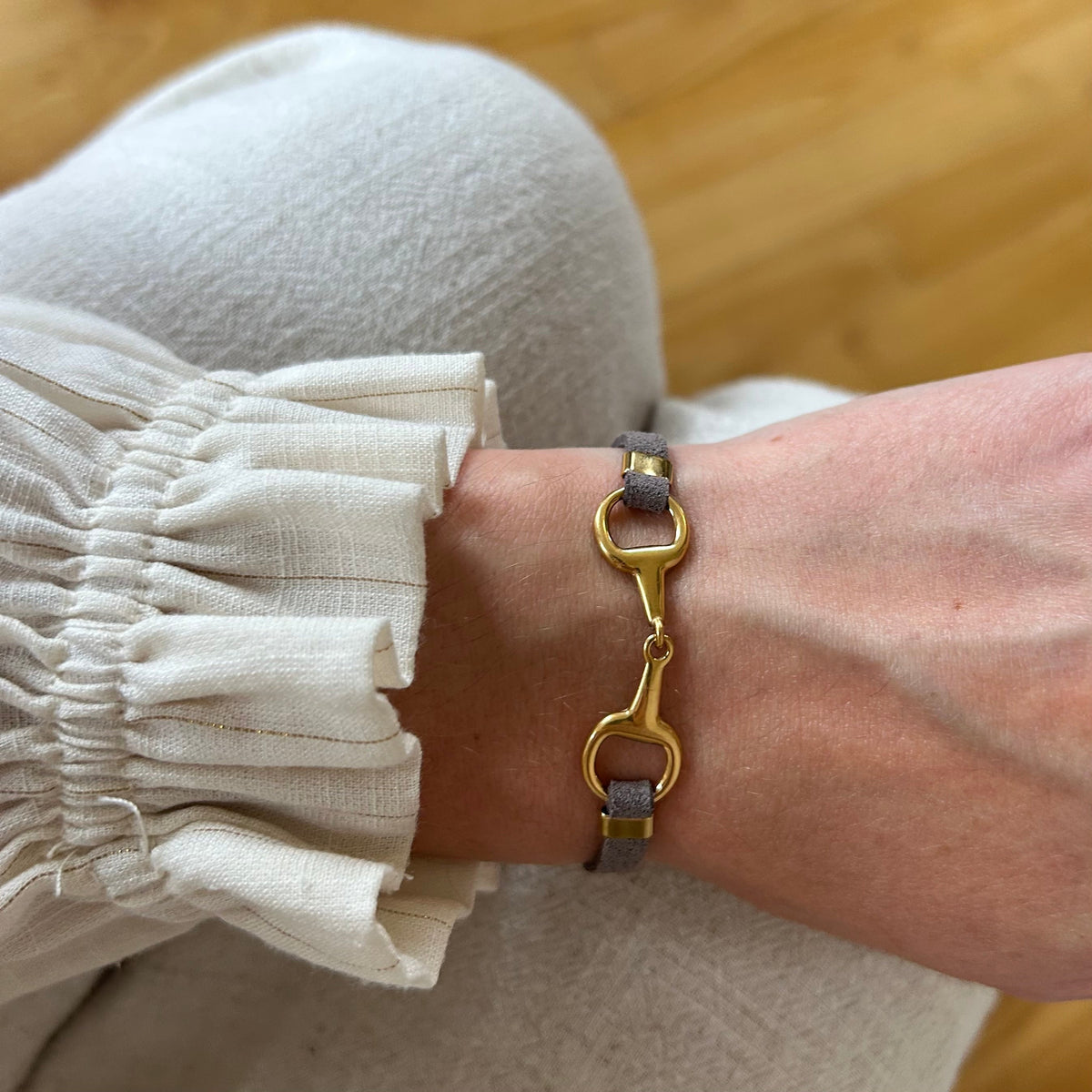 Equestrian Jewelry armband Lilo: bandje in suède-look met een bit in goud of zilver