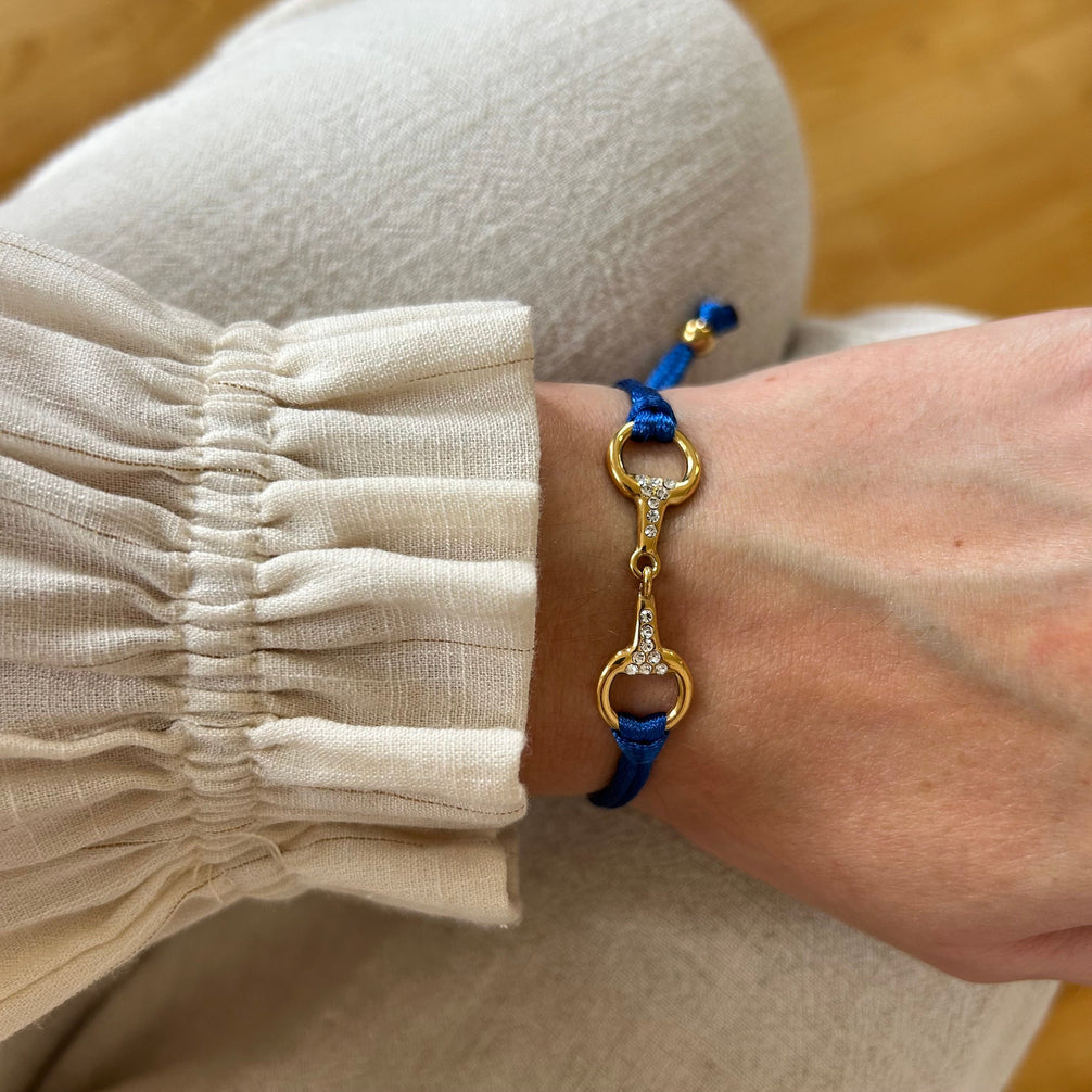Equestrian Jewelry armband Sam: satijnen koord met een bit bezet met strass-steentjes, in goud of zilver