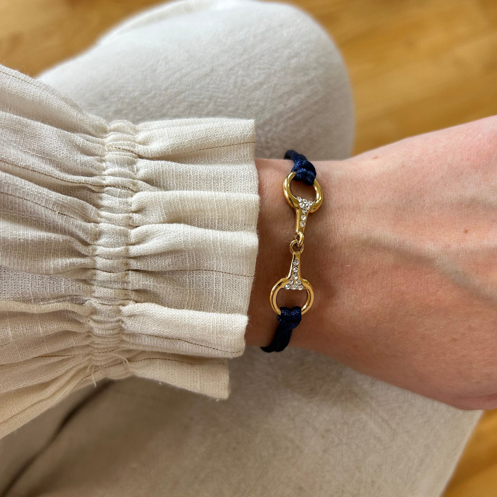 Equestrian Jewelry armband Sam: satijnen koord met een bit bezet met strass-steentjes, in goud of zilver