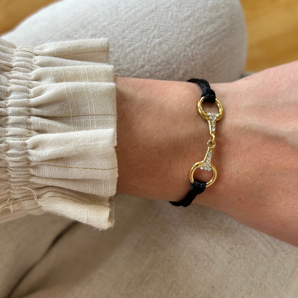 Equestrian Jewelry armband Sam: satijnen koord met een bit bezet met strass-steentjes, in goud of zilver