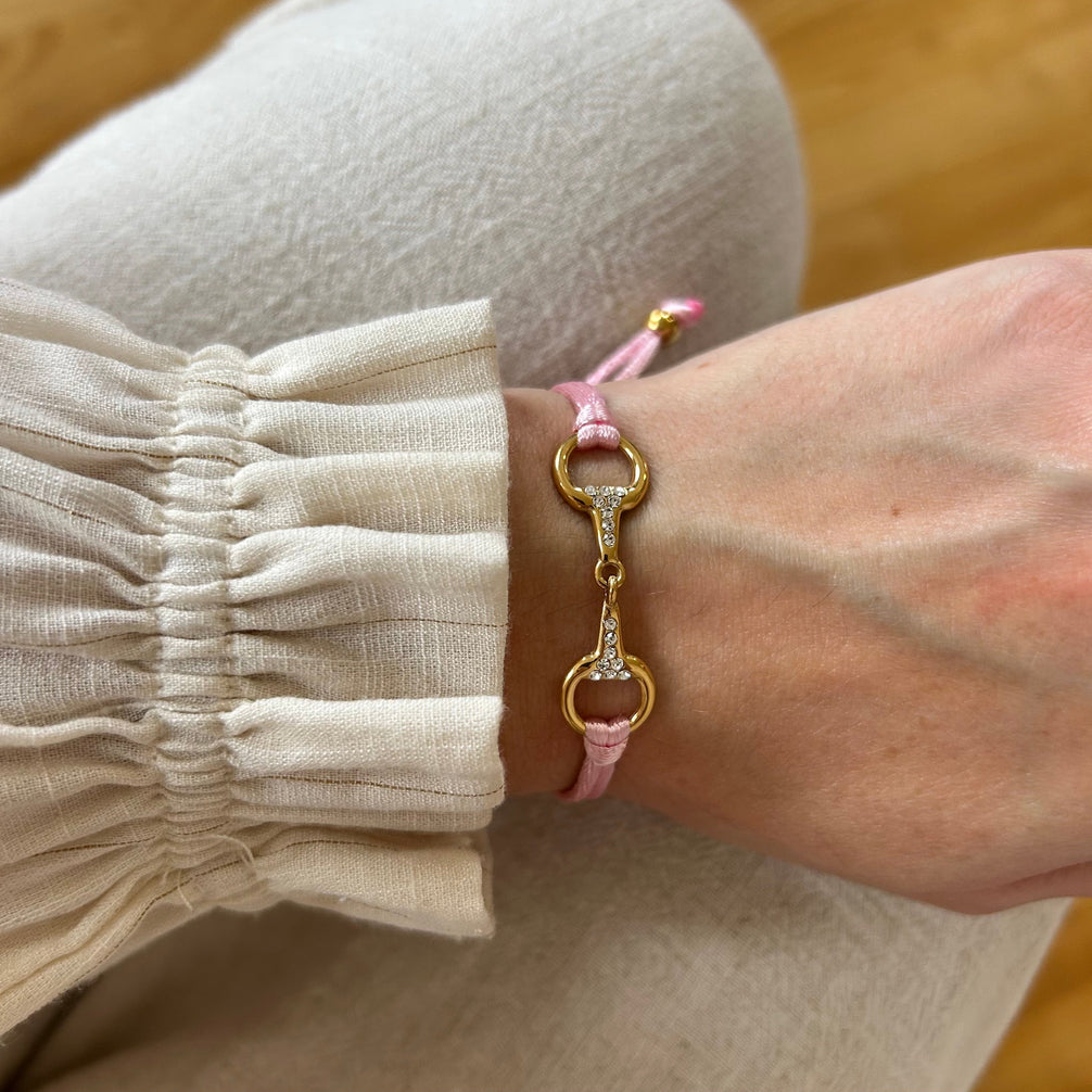 Equestrian Jewelry armband Sam: satijnen koord met een bit bezet met strass-steentjes, in goud of zilver