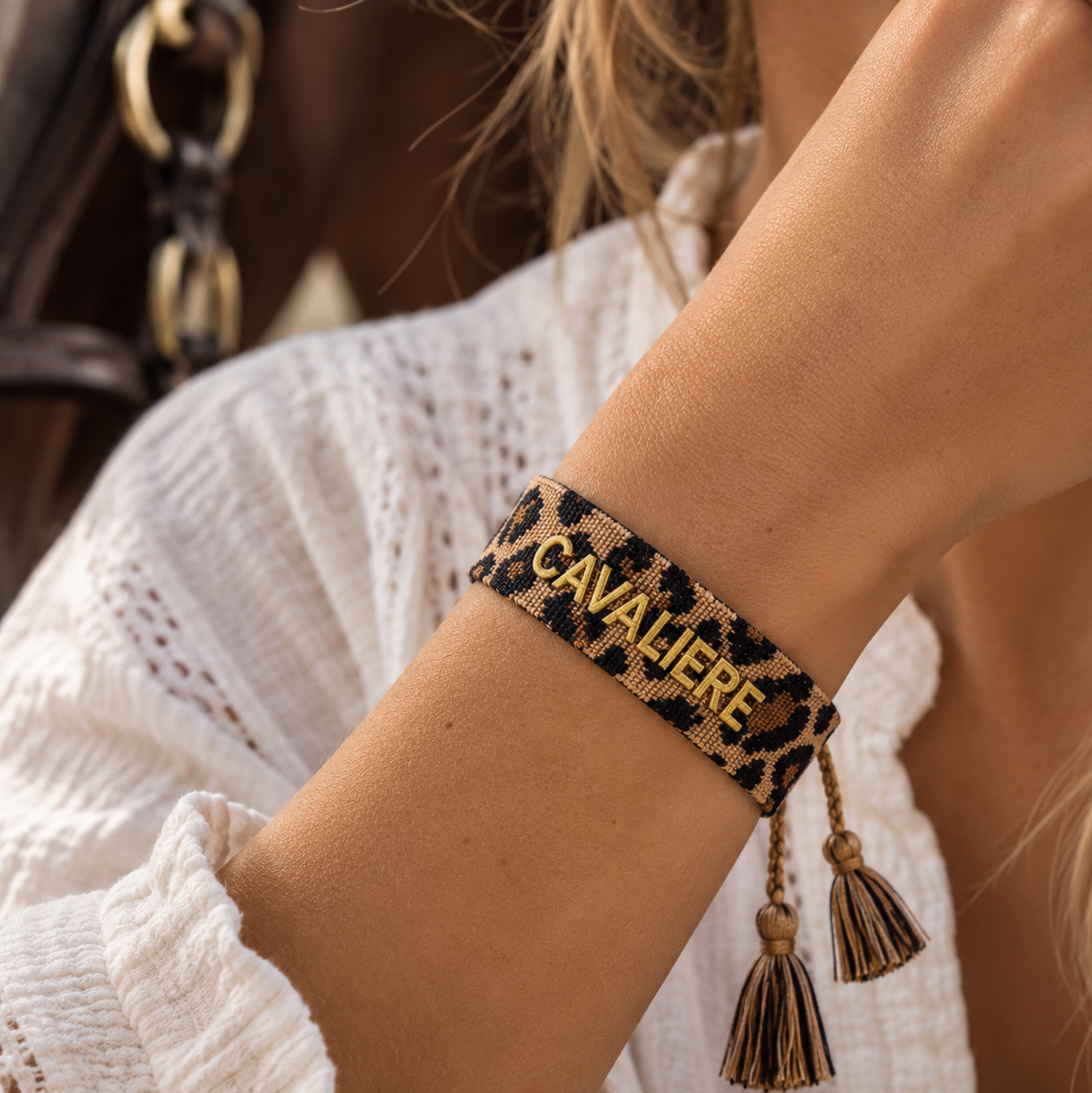 Equestrian Jewelry armband Cavalière Léopard met luipaardmotief, opschrift CAVALIÈRE en pompons