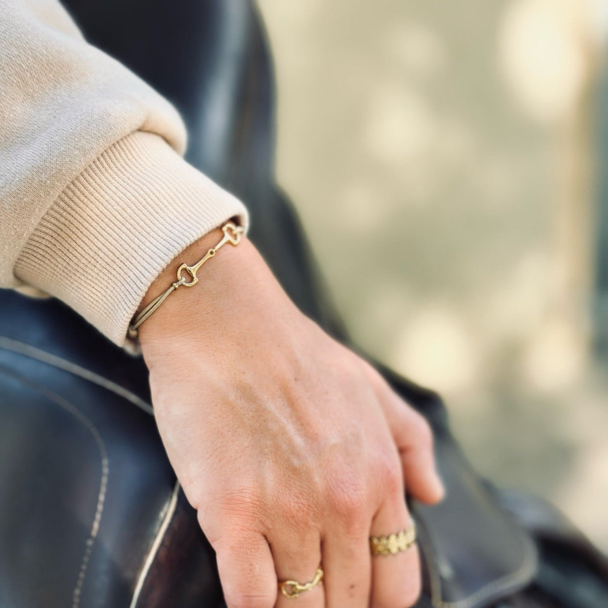 Equestrian Jewelry armband Lana: dun elastisch koordje met een fijne bit in goud of zilver