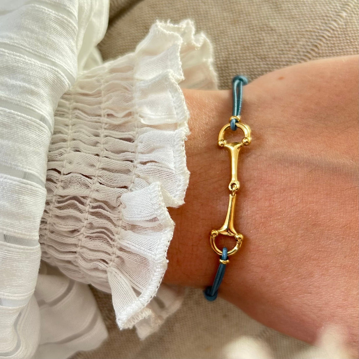 Equestrian Jewelry armband Lana: dun elastisch koordje met een fijne bit in goud of zilver