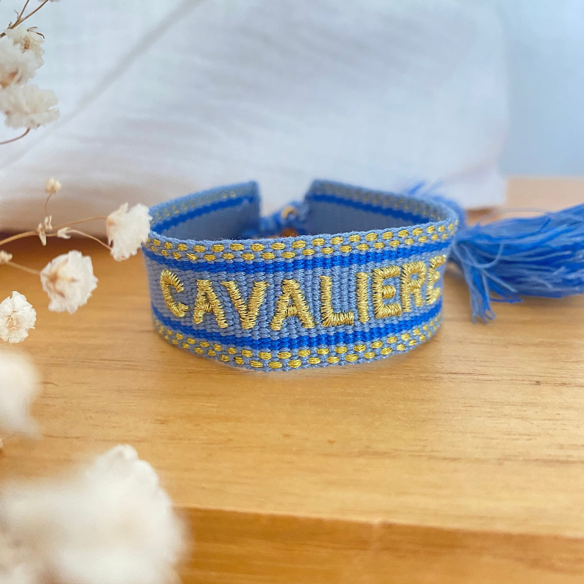 Equestrian Jewelry armband Cavalière in gekleurde stof met goudkleurig borduurwerk en schuifknoop