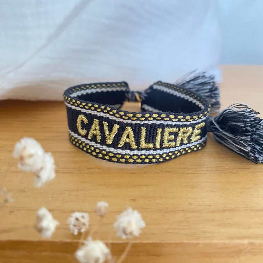 Equestrian Jewelry armband Cavalière in gekleurde stof met goudkleurig borduurwerk en schuifknoop