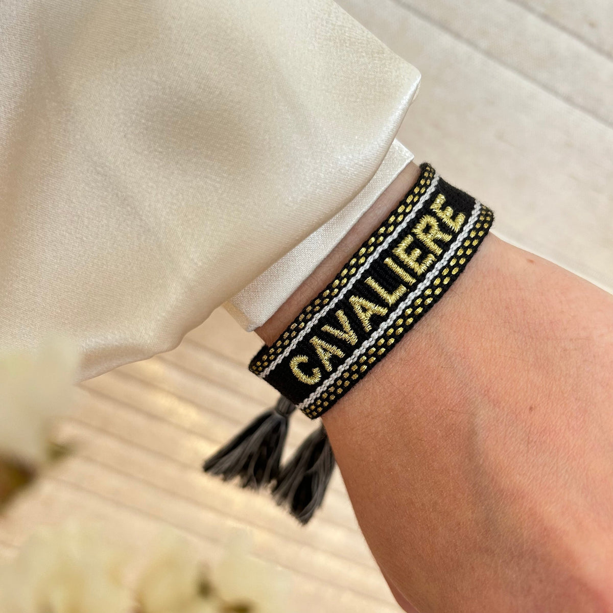 Equestrian Jewelry armband Cavalière in gekleurde stof met goudkleurig borduurwerk en schuifknoop