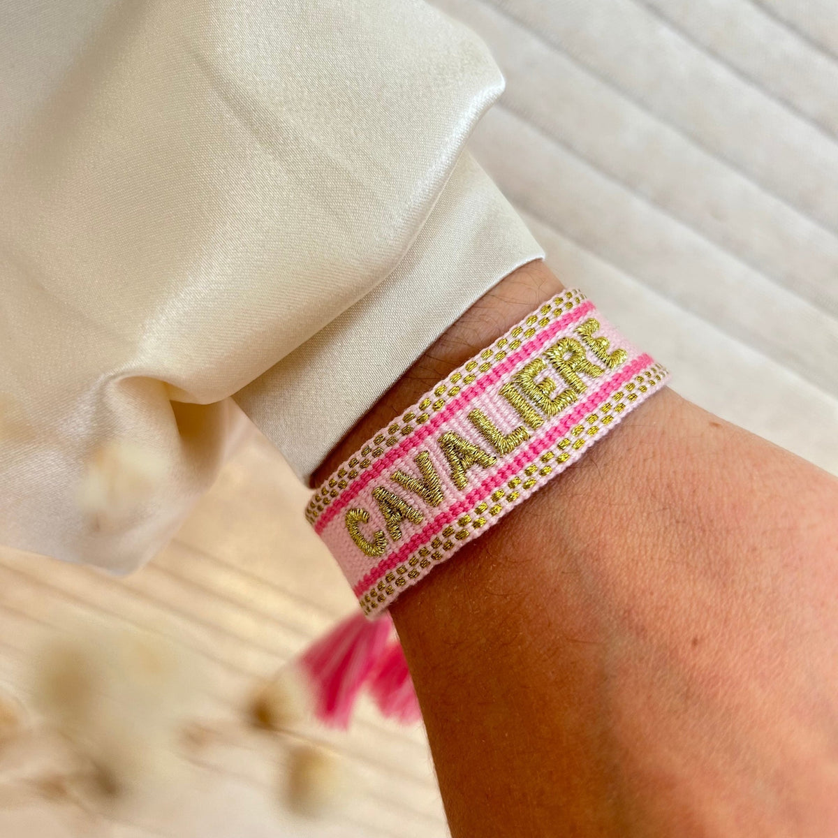 Equestrian Jewelry armband Cavalière in gekleurde stof met goudkleurig borduurwerk en schuifknoop