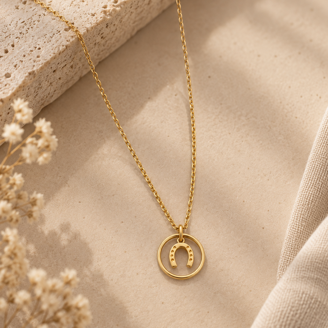 Equestrian Jewelry ketting Roxie met ronde hanger en hoefijzermotief, in zilver en goud