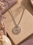 Equestrian Jewelry ketting Niki met ronde opengewerkte hanger met paardenhoofd en hoefijzer, in zilver en goud