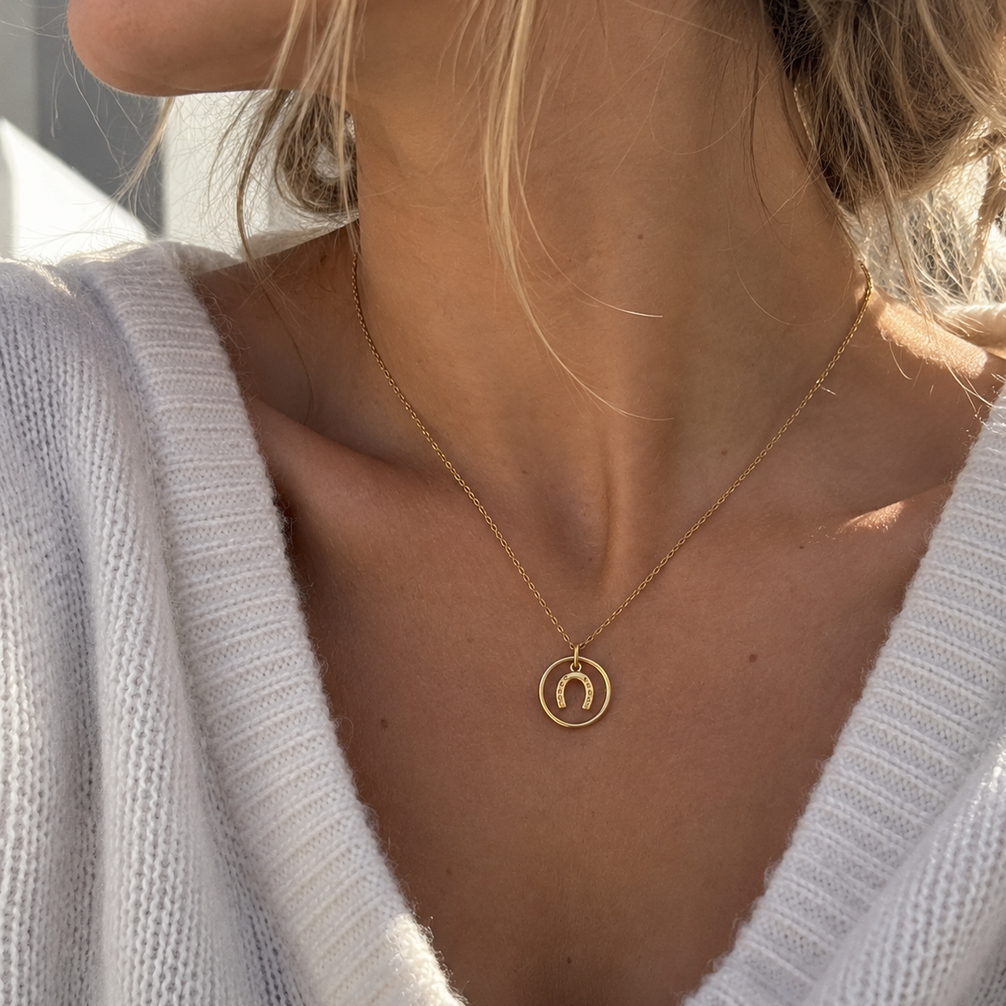 Equestrian Jewelry ketting Roxie met ronde hanger en hoefijzermotief, in zilver en goud