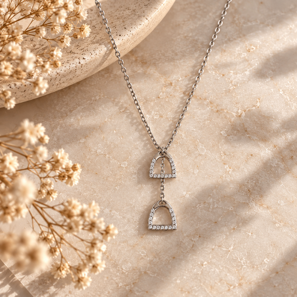 Equestrian Jewelry Y-ketting Cliff met twee stijgbeugels met strass-steentjes, in zilver en goud