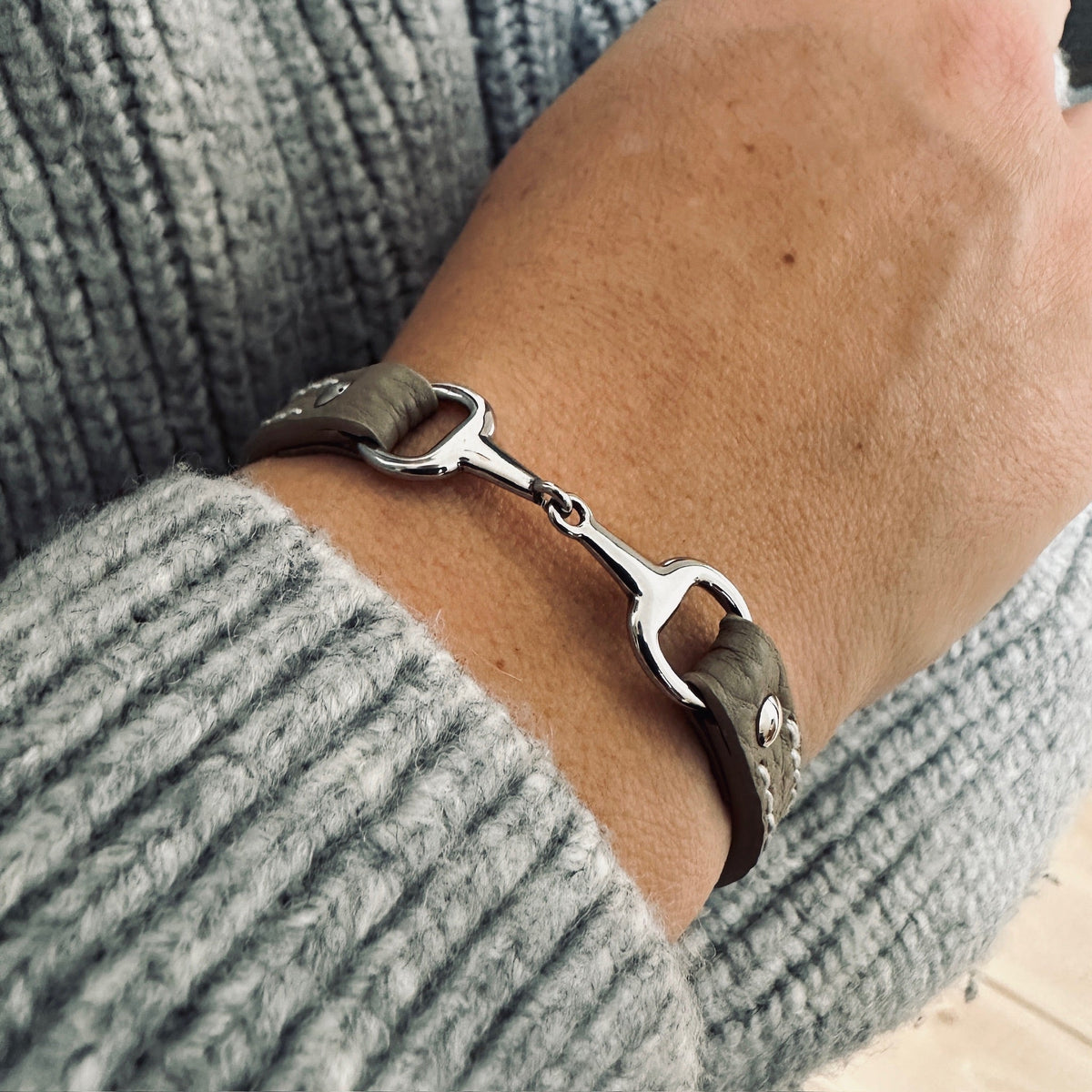 Equestrian Jewelry leren armband Fano met bit in zilver of goud, in verschillende leerkleuren