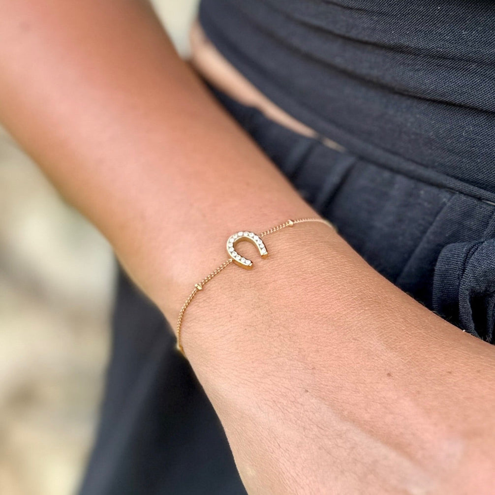 Equestrian Jewelry armband Fiera Strass: fijn kettinkje met een hoefijzerhanger bezet met strass-steentjes