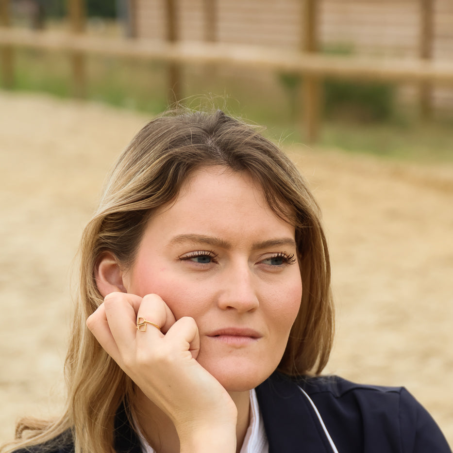 Equestrian Jewelry ring Stella in de vorm van een stijgbeugel rond de vinger, in zilver en goud