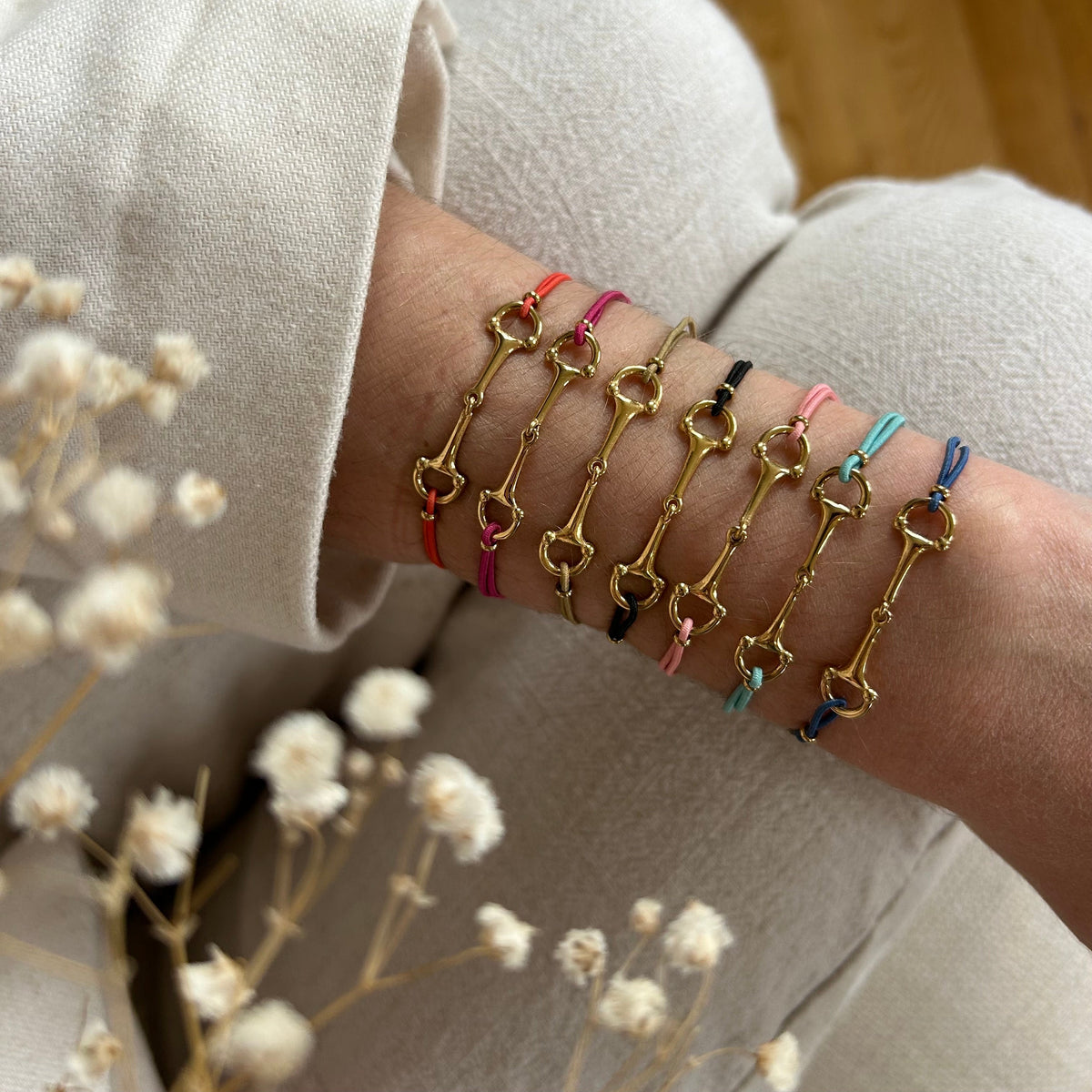 Equestrian Jewelry armband Lana: dun elastisch koordje met een fijne bit in goud of zilver