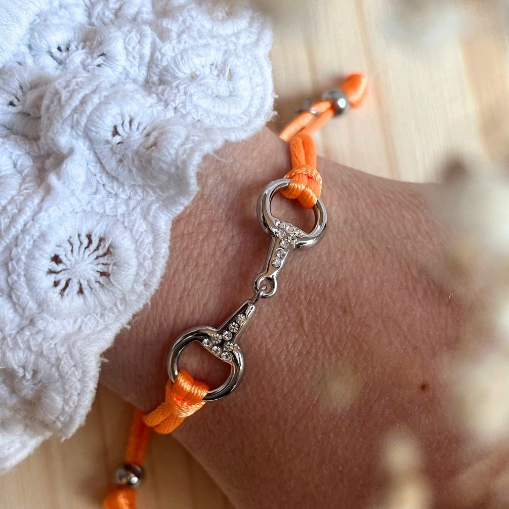 Equestrian Jewelry armband Sam: satijnen koord met een bit bezet met strass-steentjes, in goud of zilver