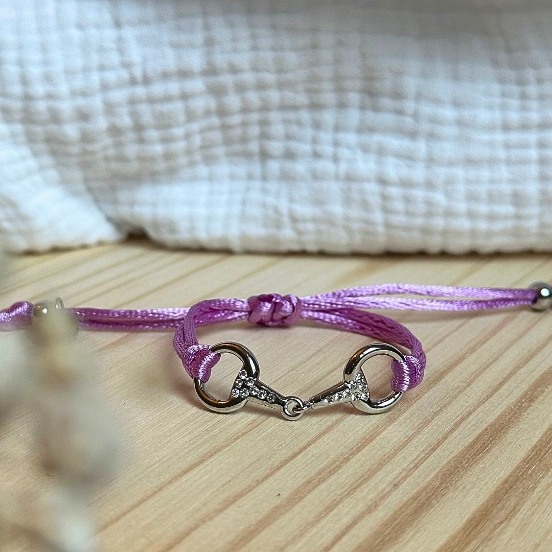 Equestrian Jewelry armband Sam: satijnen koord met een bit bezet met strass-steentjes, in goud of zilver