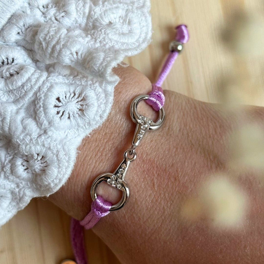 Equestrian Jewelry armband Sam: satijnen koord met een bit bezet met strass-steentjes, in goud of zilver