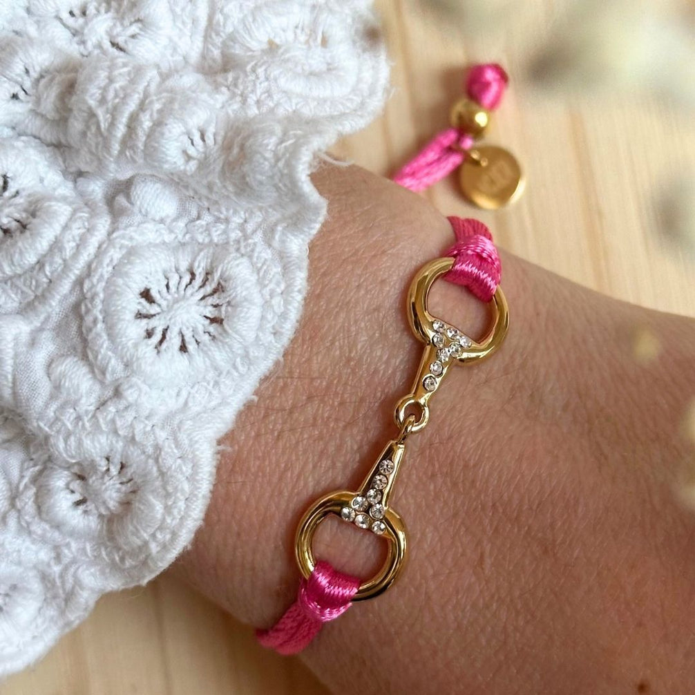 Equestrian Jewelry armband Sam: satijnen koord met een bit bezet met strass-steentjes, in goud of zilver