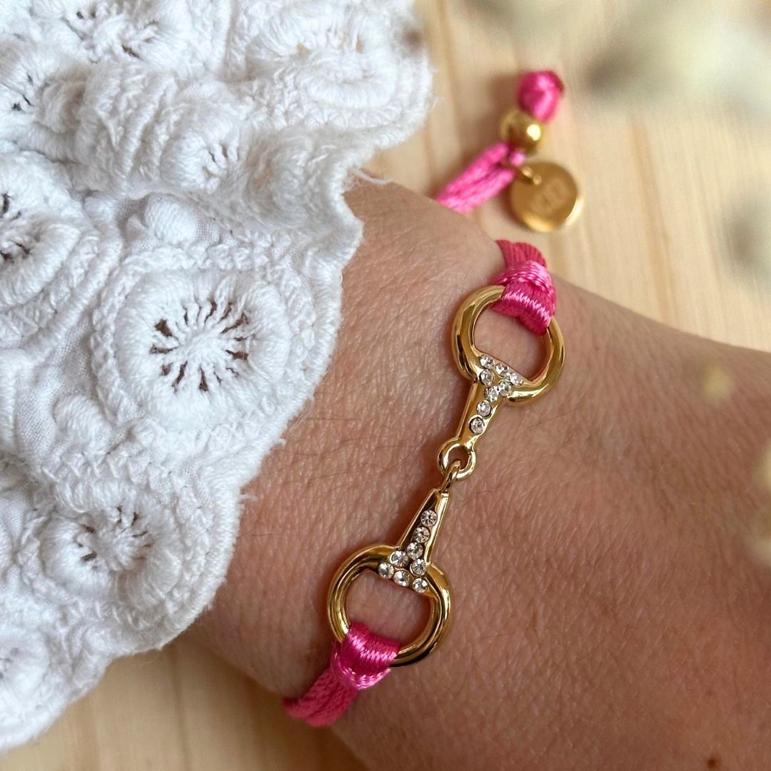 Equestrian Jewelry armband Sam: satijnen koord met een bit bezet met strass-steentjes, in goud of zilver
