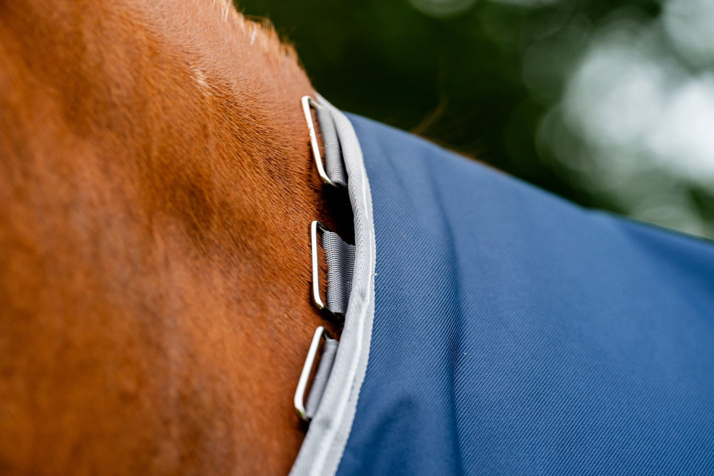 Halsafwerking van de Amigo 1200D Plus Turnout deken in Navy