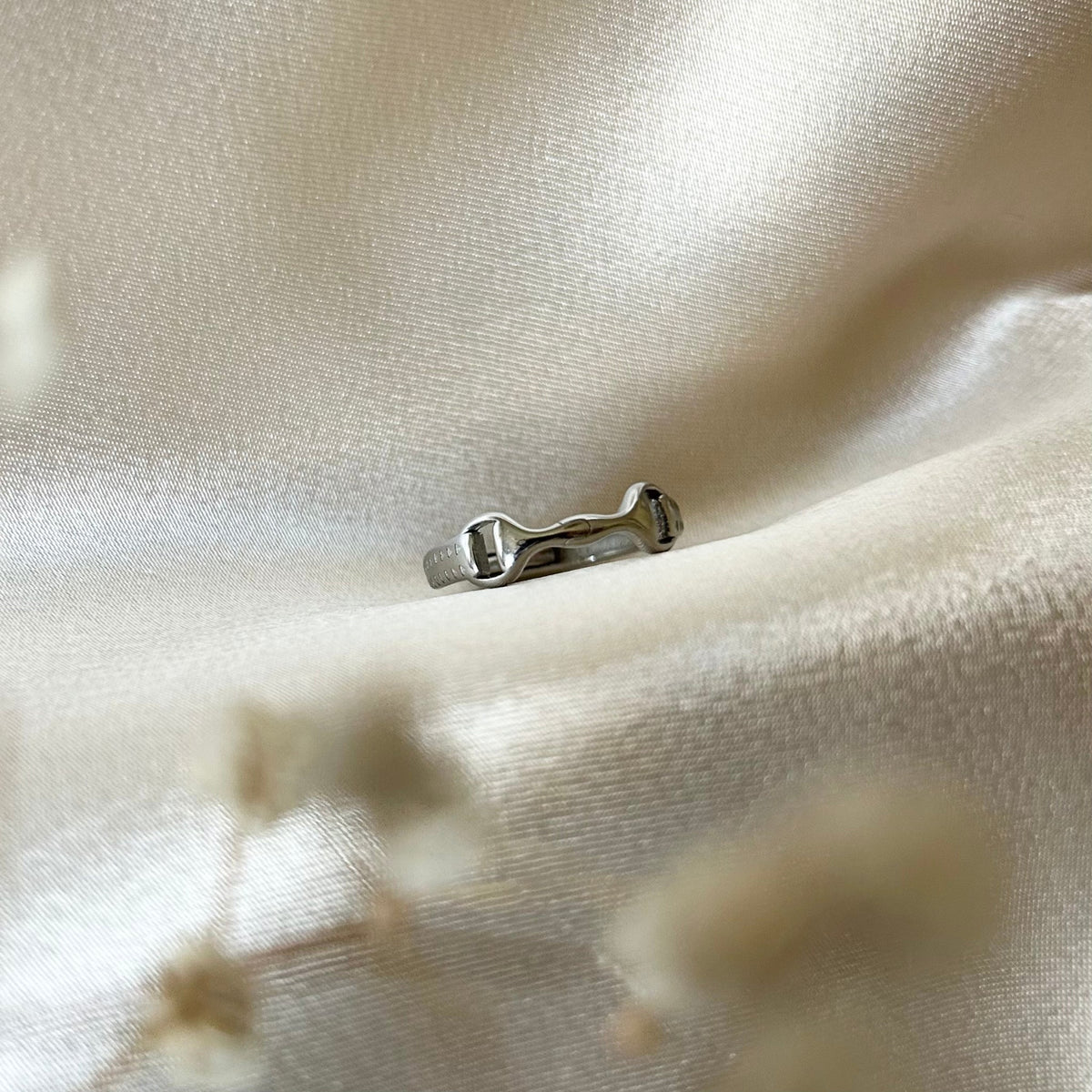 Equestrian Jewelry ring Ana met fijn bitmotief, verstelbaar, in zilver en goud