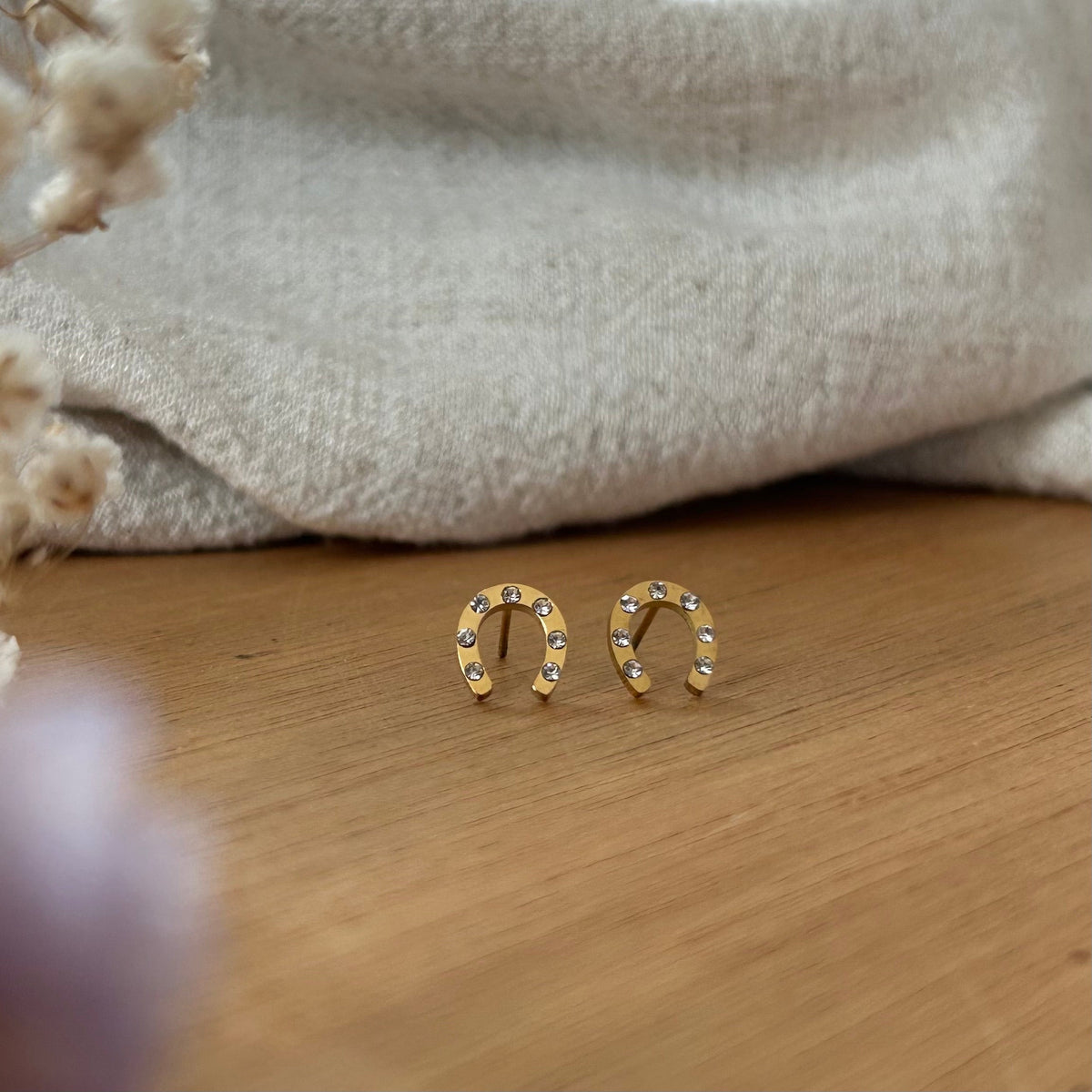 Equestrian Jewelry oorbellen Popy: hoefijzer-oorknopjes met losse strass-steentjes, in zilver of goud