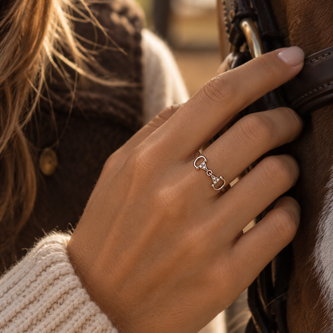 Equestrian Jewelry ring Alba, open verstelbare ring met bit bezet met strass-steentjes, in zilver en goud
