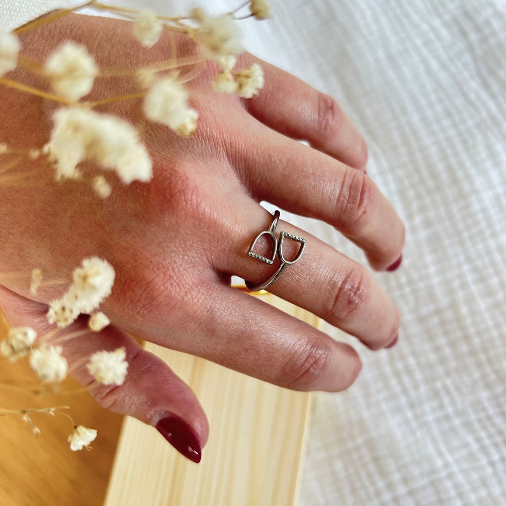 Equestrian Jewelry ring Stella in de vorm van een stijgbeugel rond de vinger, in zilver en goud