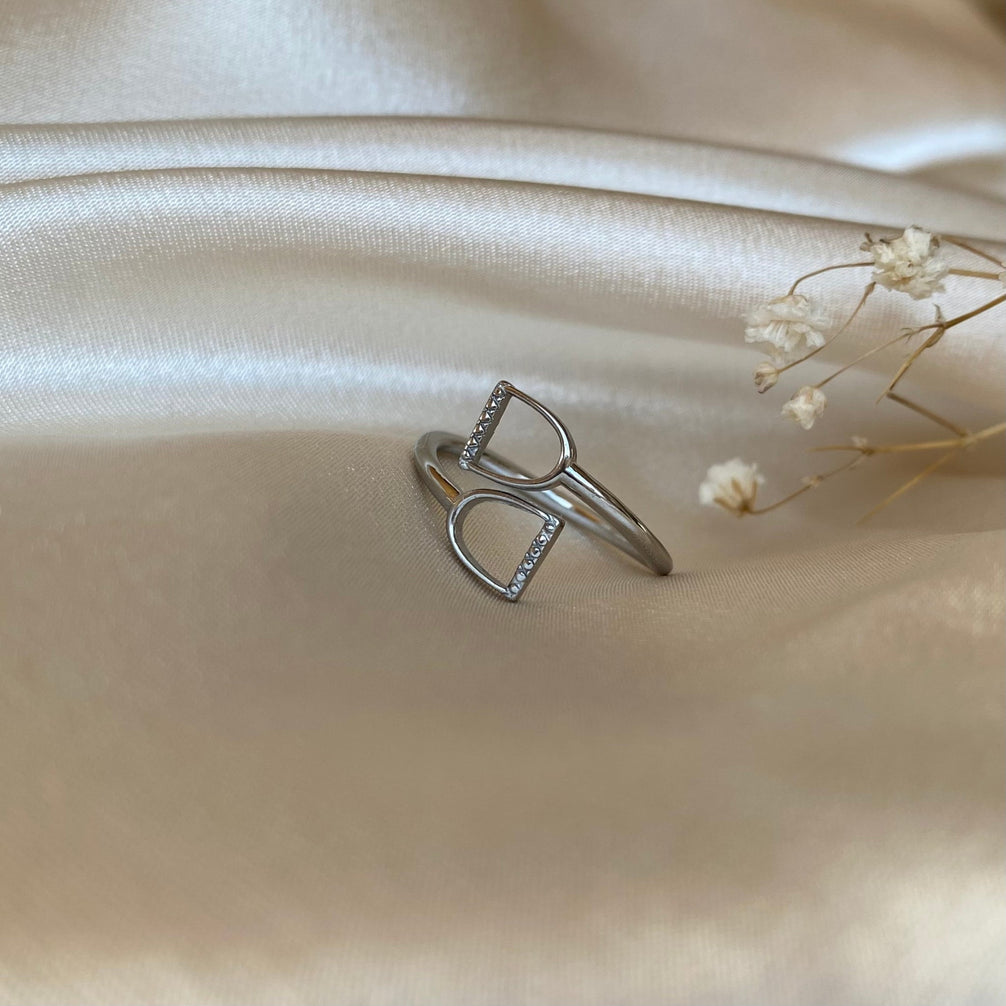 Equestrian Jewelry ring Stella in de vorm van een stijgbeugel rond de vinger, in zilver en goud