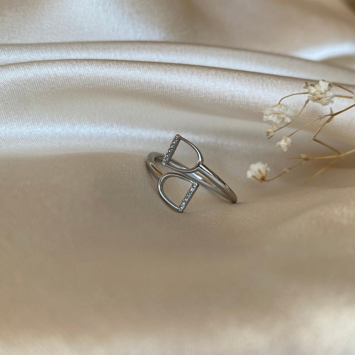 Equestrian Jewelry ring Stella in de vorm van een stijgbeugel rond de vinger, in zilver en goud