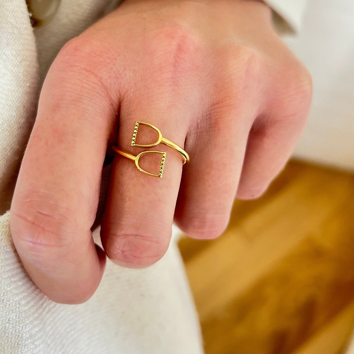 Equestrian Jewelry ring Stella in de vorm van een stijgbeugel rond de vinger, in zilver en goud