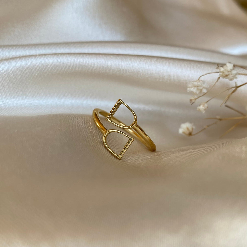 Equestrian Jewelry ring Stella in de vorm van een stijgbeugel rond de vinger, in zilver en goud