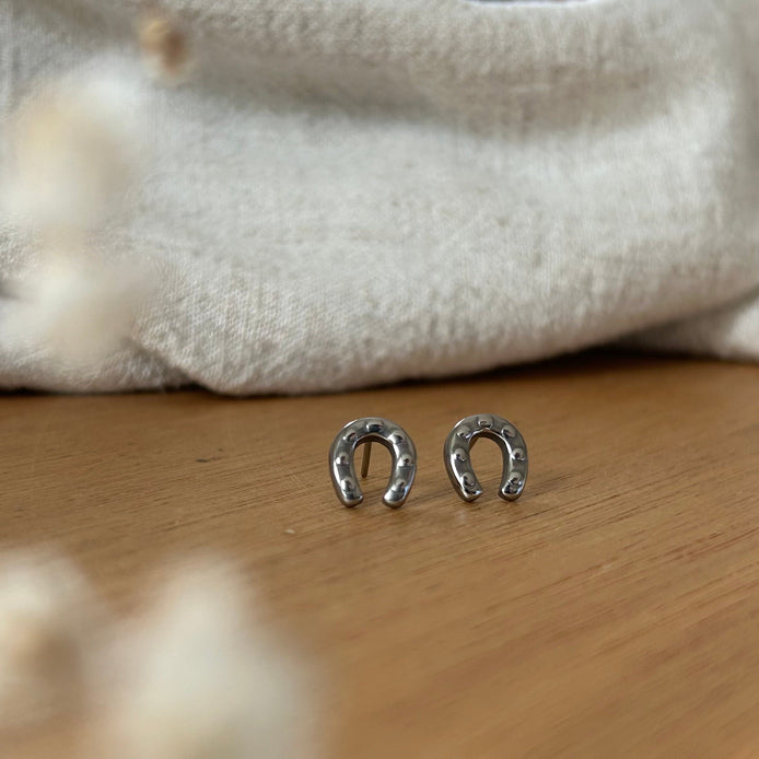 Equestrian Jewelry oorbellen Cary: kleine, eenvoudige hoefijzer-oorknopjes in zilver of goud