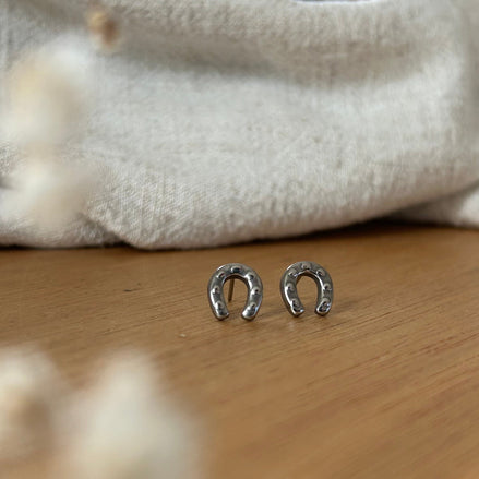Equestrian Jewelry oorbellen Cary: kleine, eenvoudige hoefijzer-oorknopjes in zilver of goud