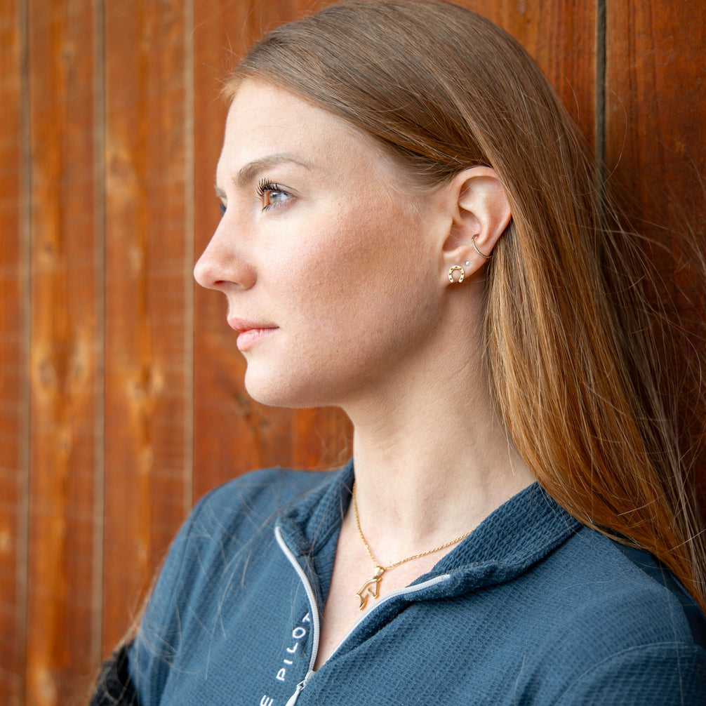 Equestrian Jewelry oorbellen Moly: sobere hoefijzer-oorknopjes zonder steentjes, in zilver of goud