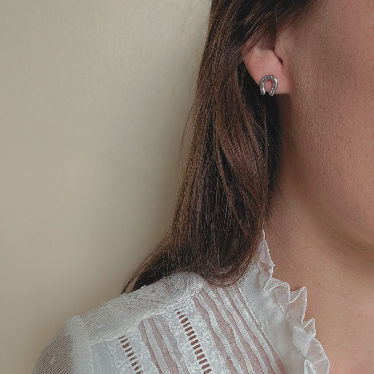Equestrian Jewelry oorbellen Cary: kleine, eenvoudige hoefijzer-oorknopjes in zilver of goud