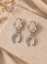 Equestrian Jewelry creolen Alix met hoefijzerhanger afgewerkt met strass-steentjes, in zilver en goud