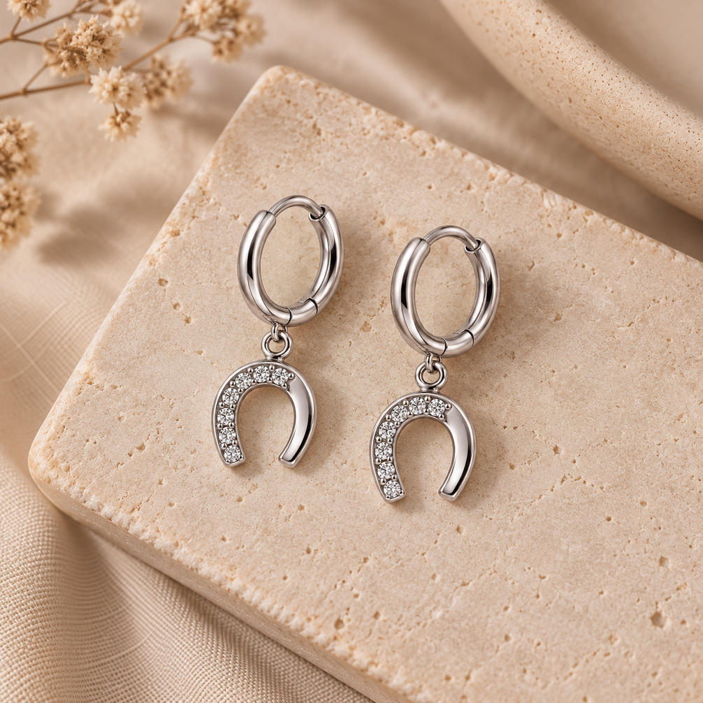 Equestrian Jewelry creolen Alix met hoefijzerhanger afgewerkt met strass-steentjes, in zilver en goud