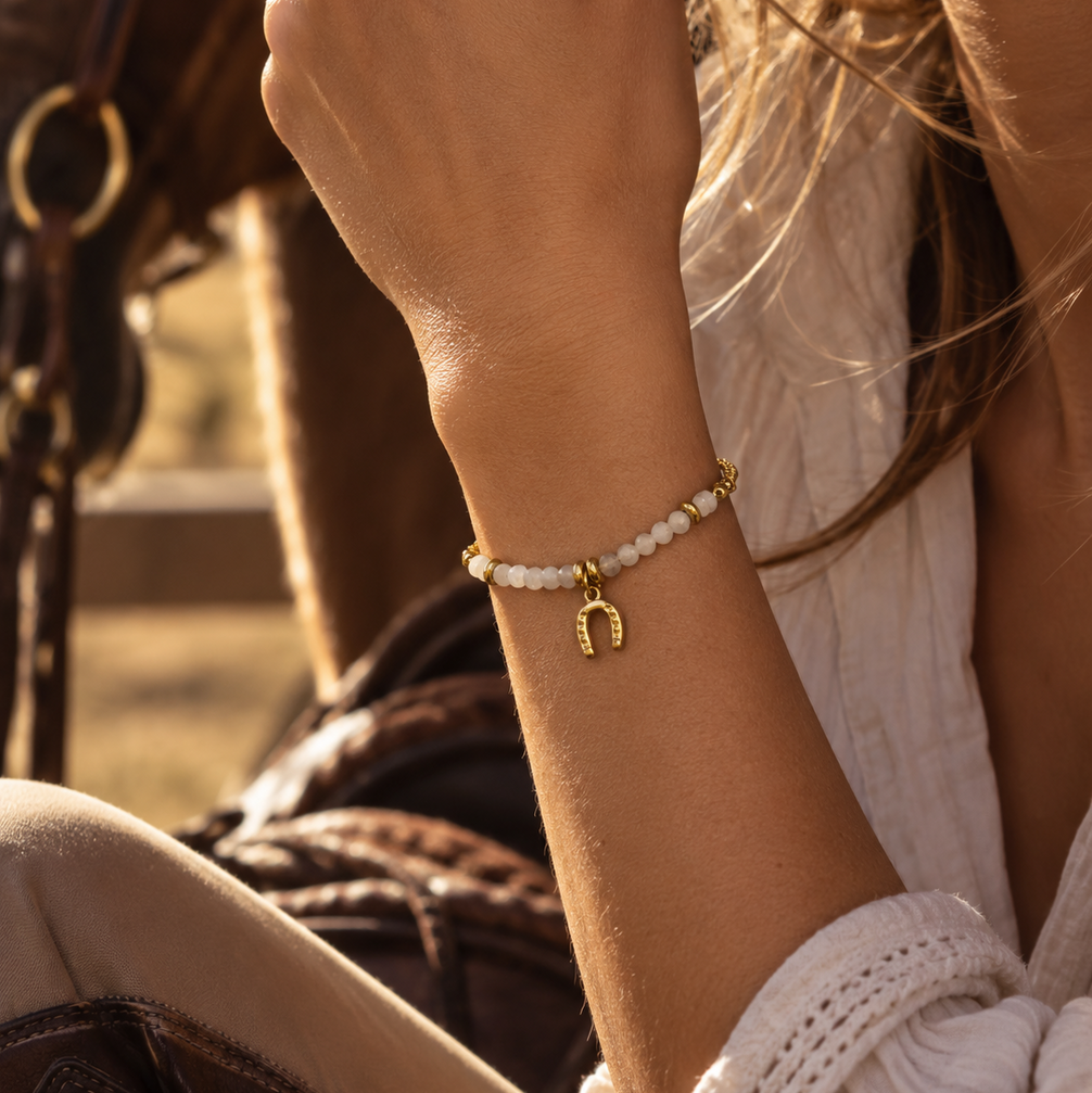 Equestrian Jewelry armband Azur met kleine facetgeslepen natuursteentjes en een hoefijzer in het midden