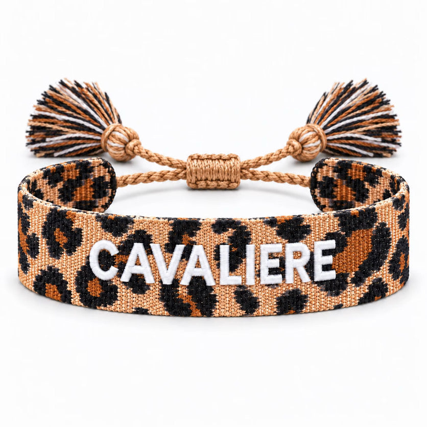 Equestrian Jewelry armband Cavalière Léopard met luipaardmotief, opschrift CAVALIÈRE en pompons