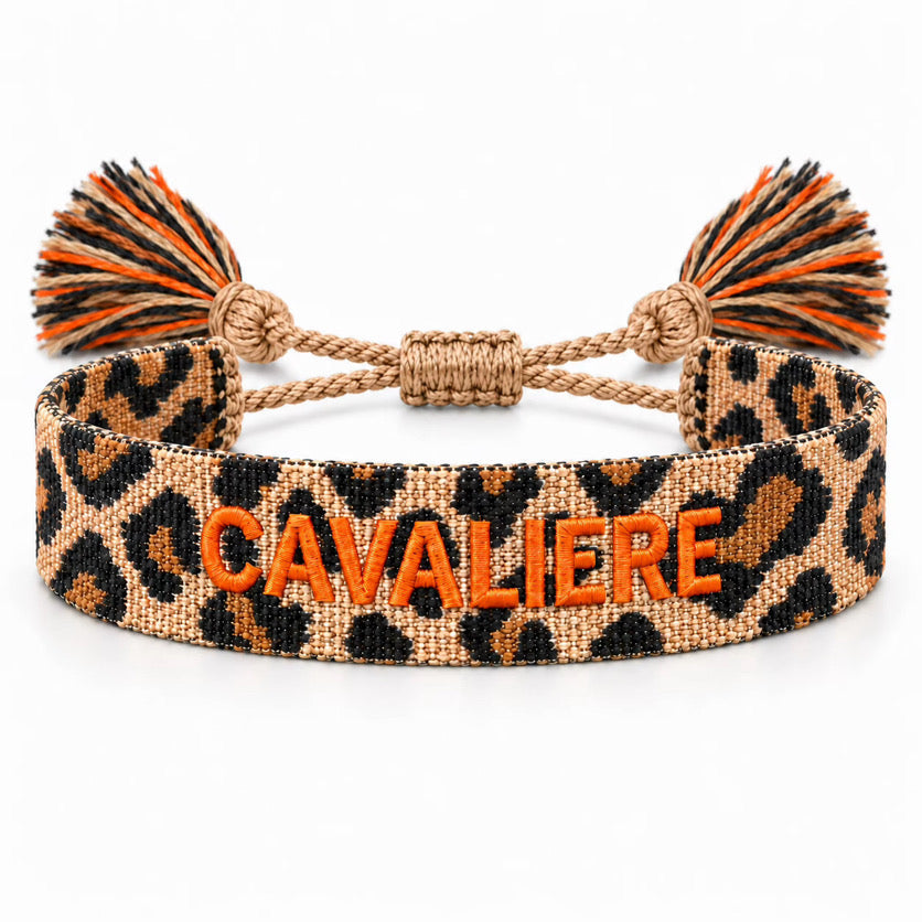 Equestrian Jewelry armband Cavalière Léopard met luipaardmotief, opschrift CAVALIÈRE en pompons