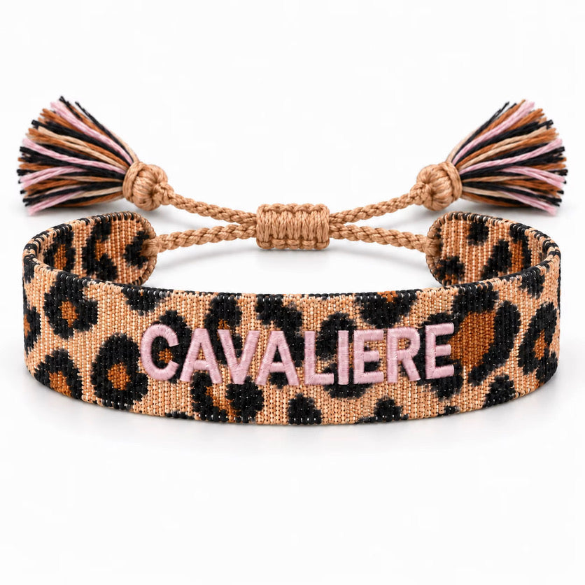 Equestrian Jewelry armband Cavalière Léopard met luipaardmotief, opschrift CAVALIÈRE en pompons