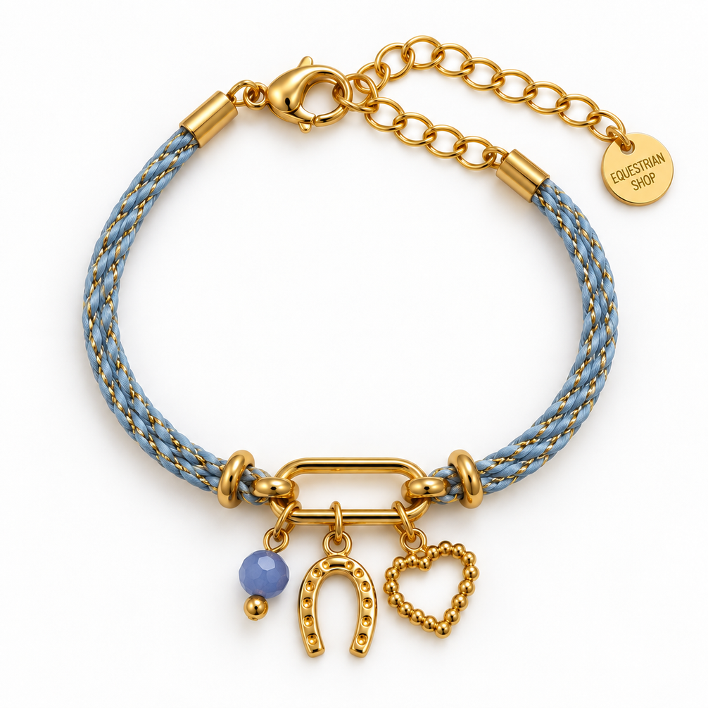 Equestrian Jewelry armband Epona: fijn koord met drie bedeltjes, een hoefijzer, een hartje en een natuursteen kraal