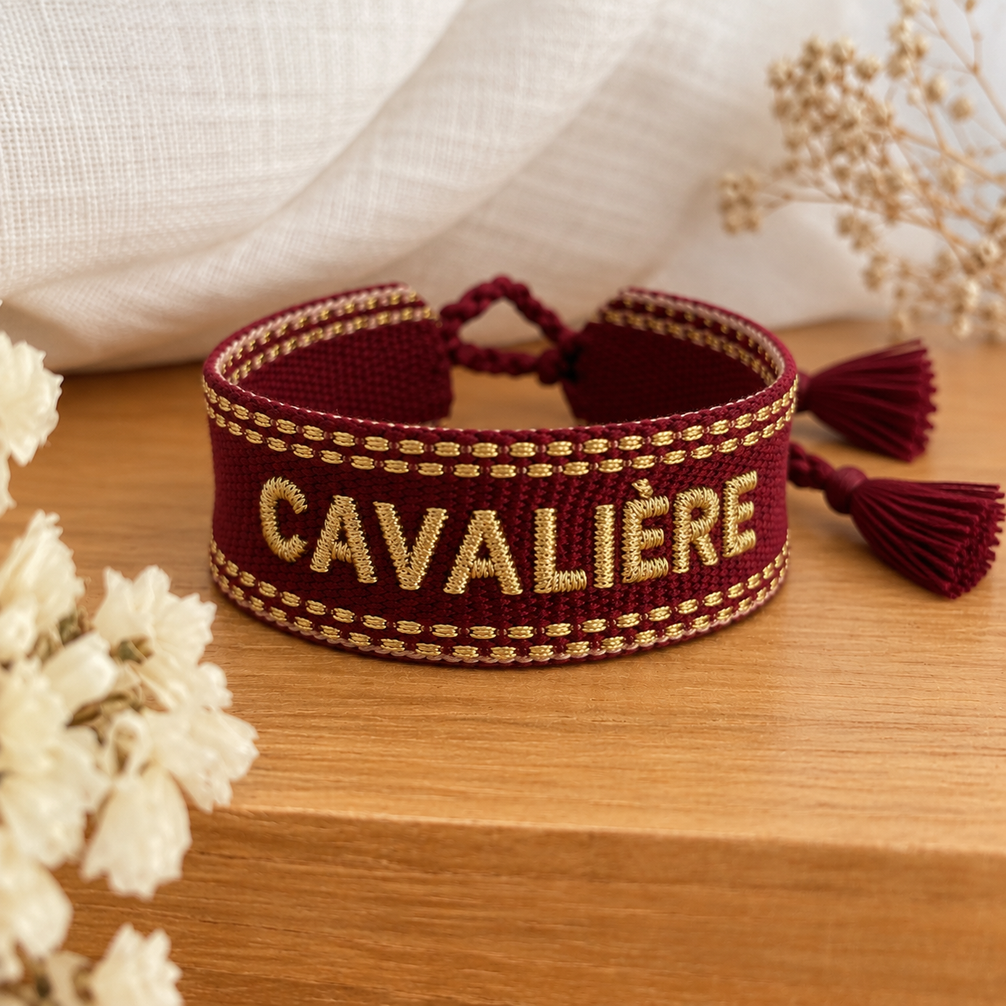 Equestrian Jewelry armband Cavalière in gekleurde stof met goudkleurig borduurwerk en schuifknoop