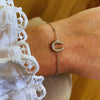 Equestrian Jewelry armband Fiera Strass: fijn kettinkje met een hoefijzerhanger bezet met strass-steentjes