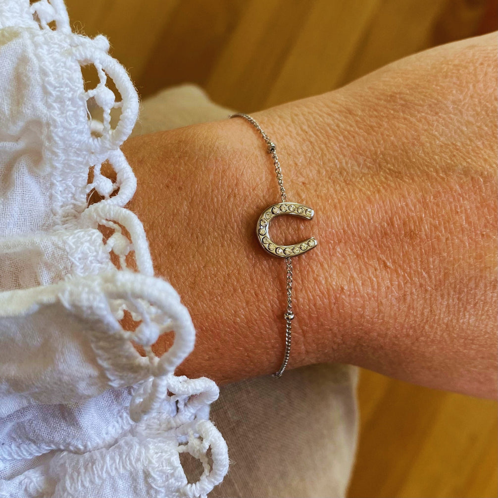Equestrian Jewelry armband Fiera Strass: fijn kettinkje met een hoefijzerhanger bezet met strass-steentjes