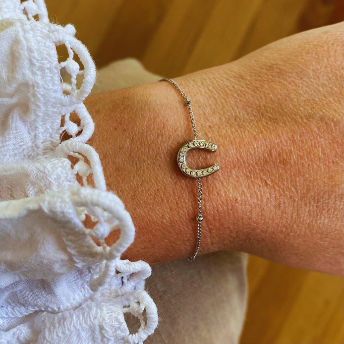 Equestrian Jewelry armband Fiera Strass: fijn kettinkje met een hoefijzerhanger bezet met strass-steentjes