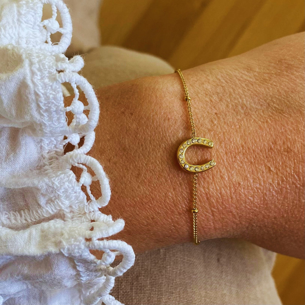 Equestrian Jewelry armband Fiera Strass: fijn kettinkje met een hoefijzerhanger bezet met strass-steentjes